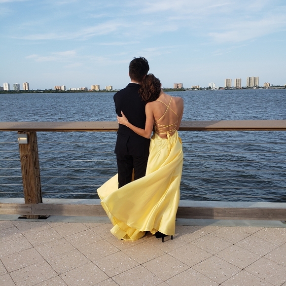 Yellow Gown - Picture 1 of 3